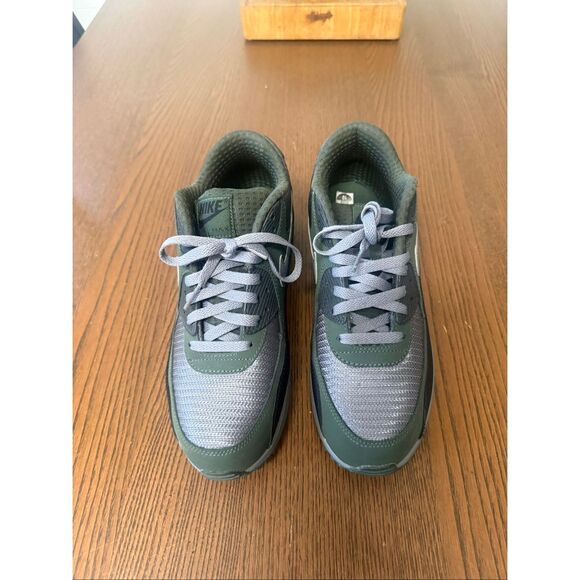 Nike Air Max 90 Essential  Nike Air Max 90 Essential in the Carbon Green
